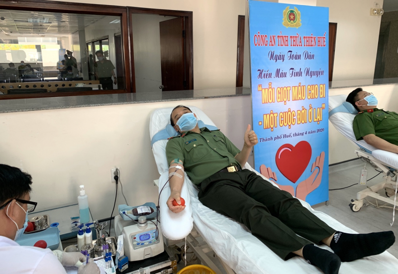 Đại tá Nguyễn Quốc Đoàn, Giám đốc Công an tỉnh trực tiếp tham gia hiến máu cứu người. Ảnh: Thượng Hiển.
