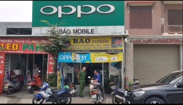 Tổ công tác kiểm tra tại cửa hàng điện thoại di động “Bảo Mobile” phát hiện nhiều hành hóa gian lận thương mại. Ảnh: CAQB.