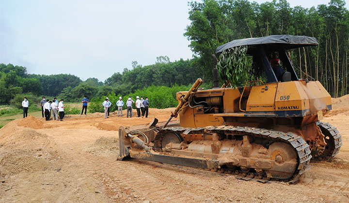 Đoàn công tác kiểm tra tiến độ thi công khu tái định cư xã Phú Sơn.
