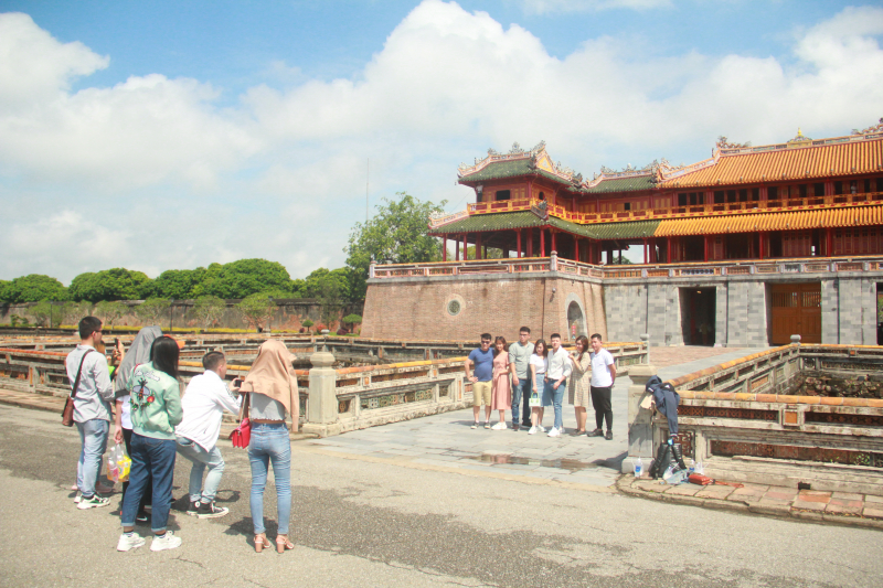 Chụp ảnh trước khu vực cổng Ngọ Môn.