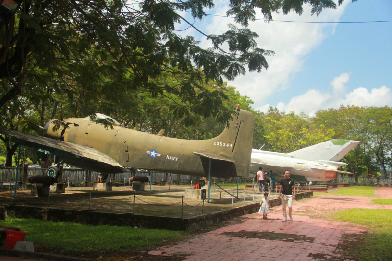 Du khách tham quan Bảo tàng Lịch sử Thừa Thiên Huế.