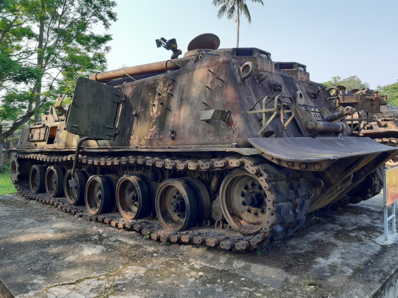 Xe tăng cần cẩu của Mỹ trang bị cho Quân đội Mỹ và Quân đội Việt Nam cộng hòa. Quân giải phóng thu được tại Tân Mỹ, Thuận An, Thừa Thiên Huế ngày 26/3/1975.