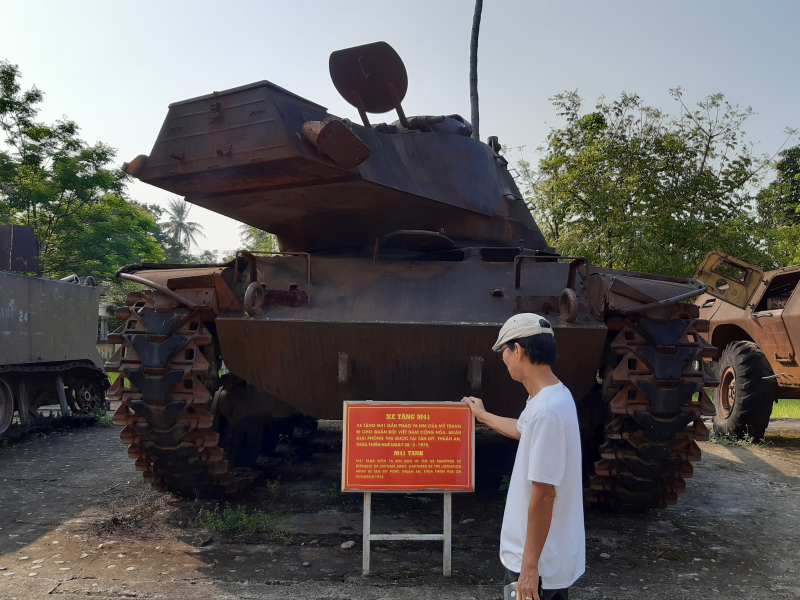 Xe tăng M41 gắn pháo 76mm của Mỹ trang bị cho Quân đội Việt Nam cộng hòa. Quân giải phóng thu được tại Tân Mỹ, Thuận An, Thừa Thiên Huế ngày 26/3/1975.