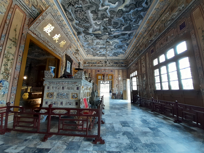 Giá trị nghệ thuật cao nhất của lăng là phần trang trí nội thất cung Thiên Định. 3 gian giữa trong cung đều được trang trí phù điêu ghép bằng sánh sứ và thủy tinh màu.
