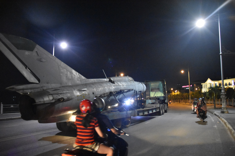 Trong tối 8/5, lực lượng của Bộ Chỉ huy Quân sự tỉnh Thừa Thiên Huế bắt đầu di chuyển máy bay, xe tăng… đến Bảo tàng mới tại số 268, đường Điện Biên Phủ.