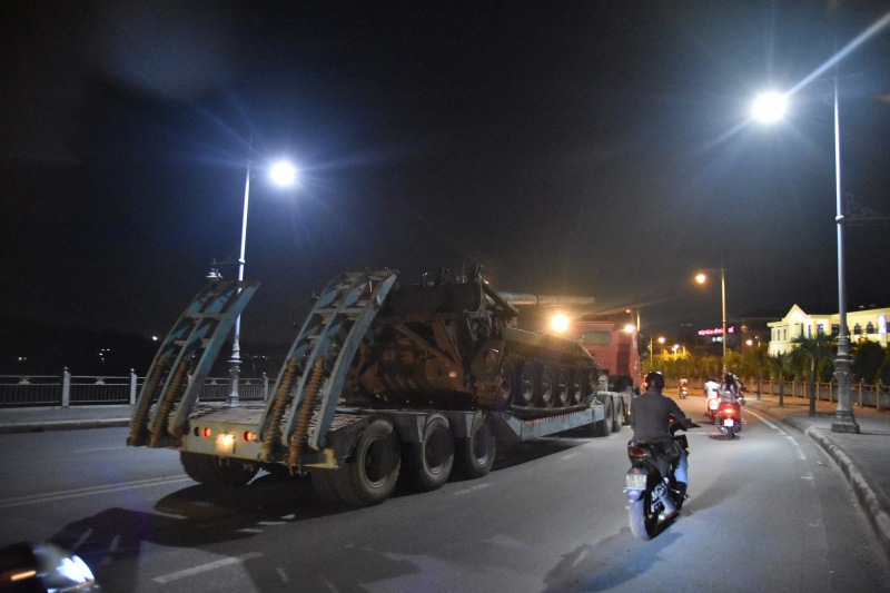 Chiếc xe tăng đang được vận chuyển qua cầu Dã Viên.