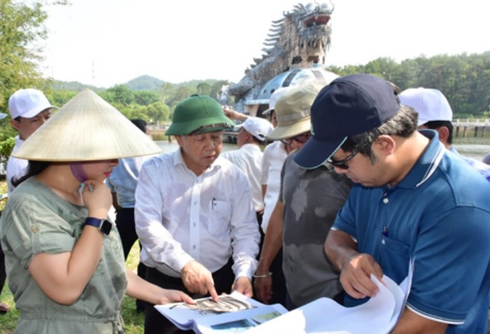 Chủ tịch UBND tỉnh Thừa Thiên Huế xem bản đồ chi tiết Khu du lịch hồ Thuỷ Tiên.