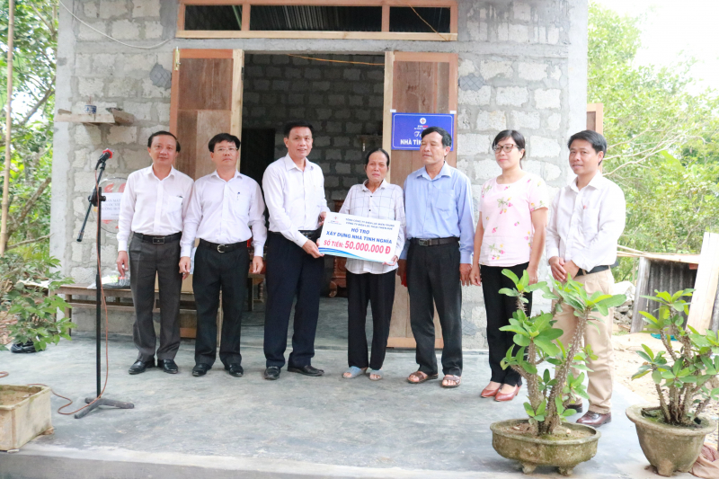 Ông Phạm Quốc Khánh, Chủ tịch Công đoàn EVNCPC trao số tiền 50 triệu đồng hỗ trợ gia đình xây nhà tình nghĩa.
