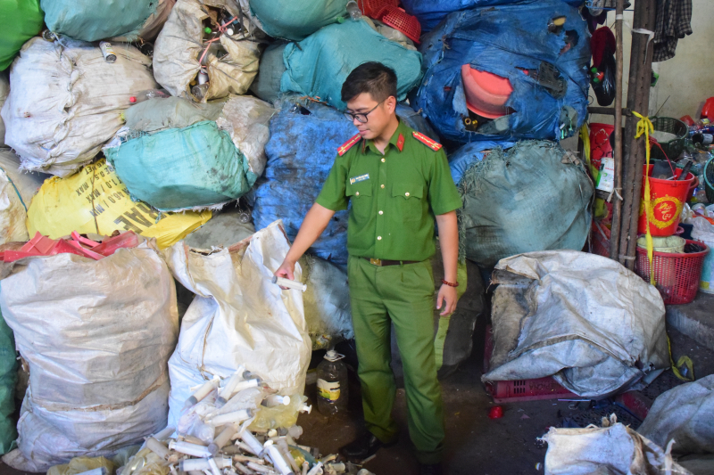 Phát hiện cơ sở phế liệu thu gom rác thải y tế có dấu hiệu vi phạm.