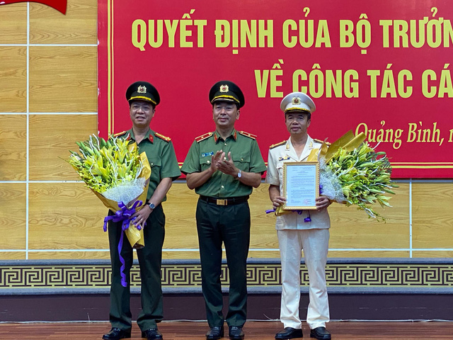 Đại tá Nguyễn Tiến Nam (ngoài cùng bên phải).