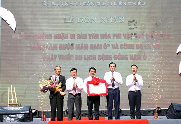 Nghề làm nước mắm Nam Ô đón nhận Chứng nhận Di sản văn hóa phi vật thể quốc gia của Bộ Văn hóa, Thể thao và Du lịch. Ảnh: TT.