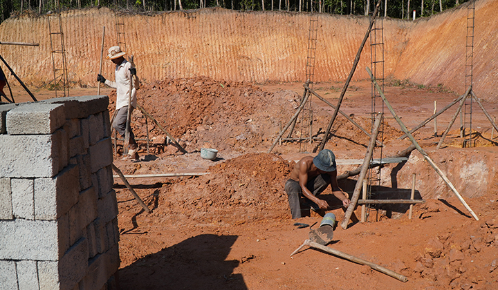Người dân tiến hành xây dựng nhà ở tại khu tái định cư Phú Sơn (thị xã Hương Thủy).