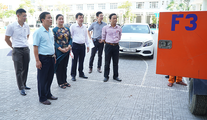Đoàn công tác kiểm tra công tác chuẩn bị nguồn điện dự phòng tại trường THCS Nguyễn Tri Phương.