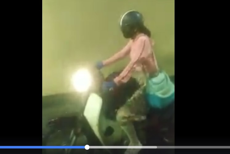 Cận cảnh người phụ nữ điều khiển xe máy trong hầm Hải Vân.