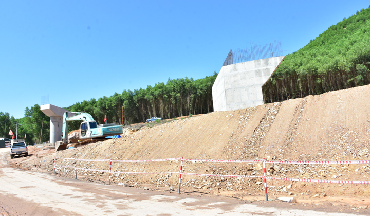 Các hạng mục dự án cao tốc Cam Lộ - La Sơn đoạn qua thị xã Hương Thủy đang được tích cực triển khai.
