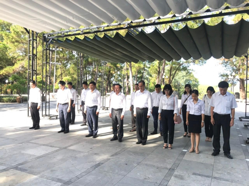 PC Thừa Thiên Huế dâng hương tại nghĩa trang Liệt sỹ Quốc gia Trường Sơn.