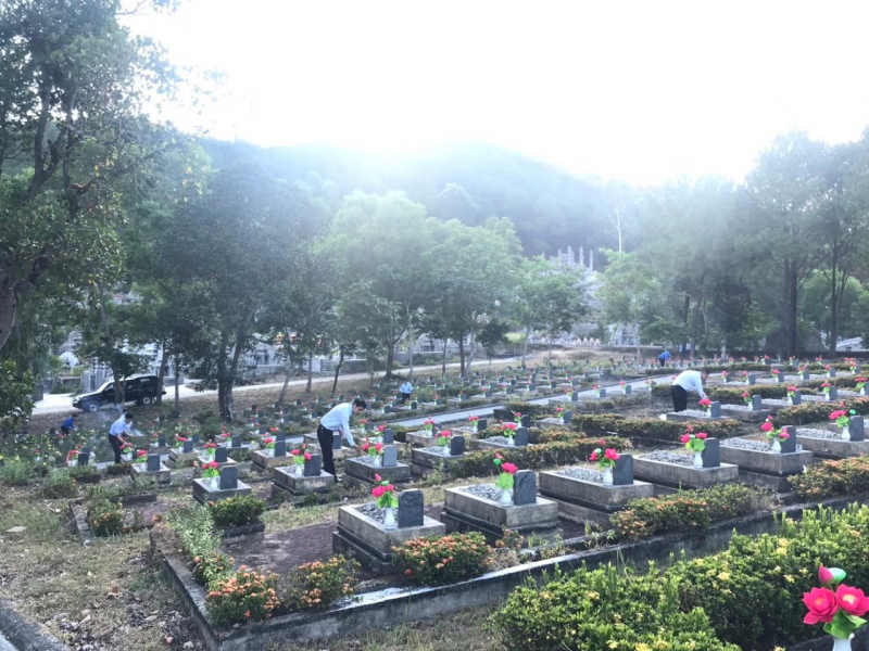 Dâng hương tại nghĩa trang Liệt sỹ thành phố Huế.