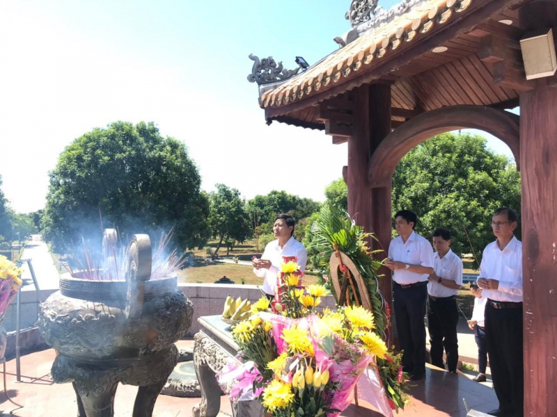Viếng thăm di tích Quốc gia Thành cổ Quảng Trị.