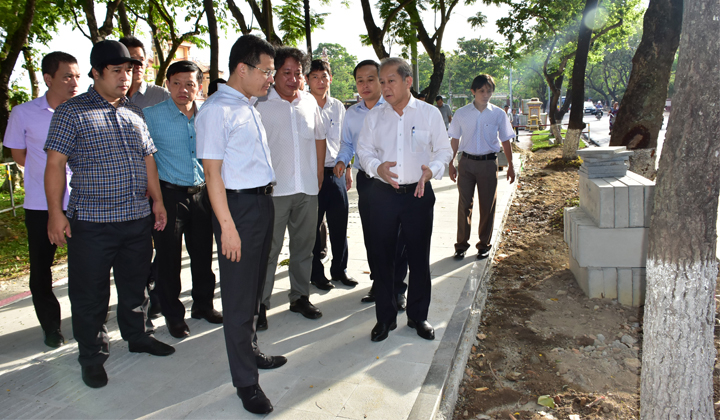 Chủ tịch UBND tỉnh Thừa Thiên Huế kiểm tra công tác chỉnh trang vỉa hè dọc đường Lê Lợi.