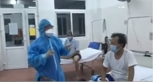 Bác sỹ ở Đà Nẵng động viên, hát bài ‘Năm anh em trên một chiếc xe tăng’ cùng các bệnh nhân.