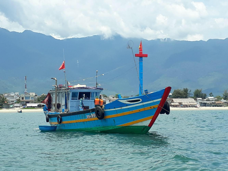 Tàu cá chở 9 người từ Đà Nẵng ra Huế.
