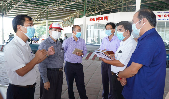 Phó Chủ tịch UBND tỉnh Nguyễn Văn Phương trong một lần đi kiểm tra công tác phòng, chống dịch tại huyện Phú Lộc.