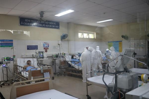 Các y bác sĩ ở Đà Nẵng đang tích cực điều trị cho 3 bệnh nhân nặng.
