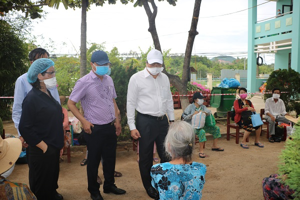 Trường Tiểu học số 1 Hòa Nhơn là nơi cách ly của gần 150 người thuộc diện F1. Chủ tịch UBND TP hỏi thăm một người vừa được chuyển cách ly từ Trung tâm Y tế Hòa Vang về đây.
