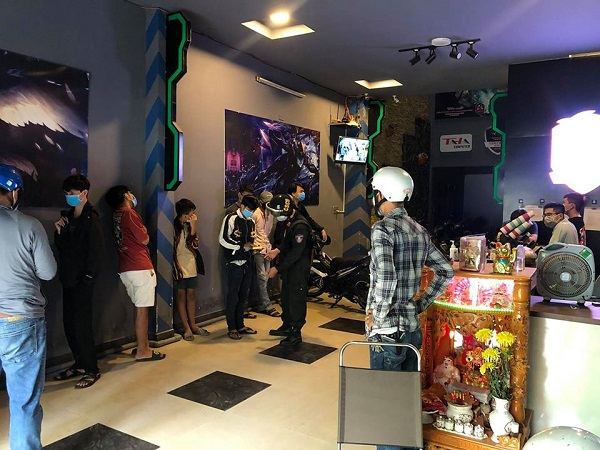 Tiệm Internet Cyber Gaming trên đường Ngô Văn Sở vẫn lén lút mở cửa đón khách.