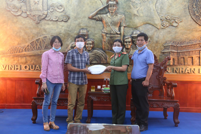 Công an Thừa Thiên Huế tiếp nhận 1.200 bộ áo quần bảo hộ.