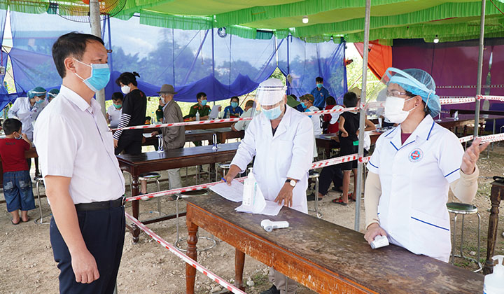 Lãnh đạo tỉnh Thừa Thiên Huế trong lần đi kiểm tra công tác phòng, chống dịch Covid-19 tại chốt kiểm soát y tế ở thị xã Hương Trà.