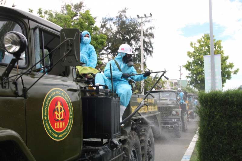 Các đơn vị quân đội phun khử khuẩn tại quận Sơn Trà.