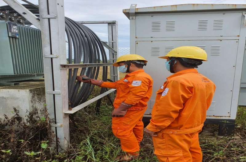 Điện lực Phú Vang kiểm tra TBA Ngân Hàng Công Thương cấp điện cho khu cách ly tại xã Phú Thượng, huyện Phú Vang, tỉnh Thừa Thiên Huế.