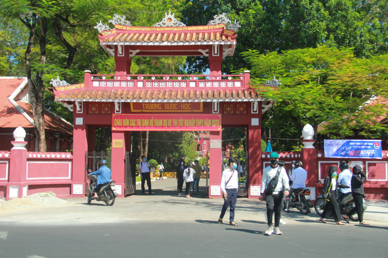 Nhiều học sinh đến làm thủ tục tại điểm thị trường THPT Chuyên Quốc học Huế.