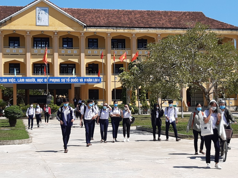 Cùng với hàng trăm nghìn thí sinh trên cả nước bước vào kỳ thi THPT Quốc gia 2020, sáng ngày 9/8, hơn 12.330 thí sinh ở tại Thừa Thiên Huế cũng đã hoàn thành môn thi đầu tiên.