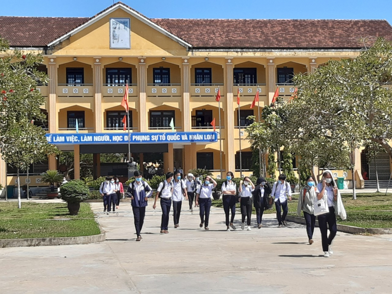 Theo ghi nhận của PV tại điểm thi trường THPT Nguyễn Chí Thanh (huyện Quảng Điền), thời tiết ngày hôm nay nắng nóng nhưng không vì thế mà làm các bạn thí sinh mệt mỏi, bởi nhiều bạn đã hoàn thành tốt bài thi đầu tiên.