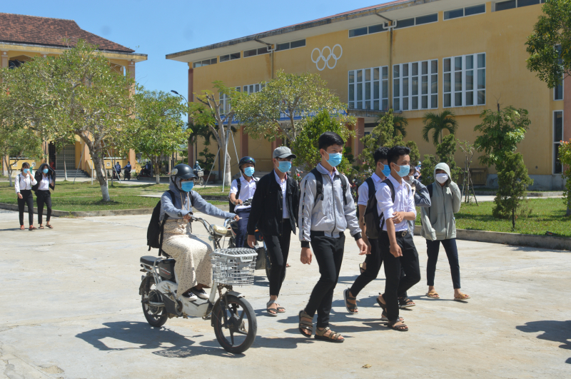 Theo số liệu từ Sở Giáo dục và Đào tạo tỉnh Thừa Thiên Huế, buổi thi đầu tiên kỳ thi tốt nghiệp THPT 2020, toàn tỉnh này có 12.339 thí sinh tham gia thi môn ngữ văn ở 35 điểm thi, vắng 54 em (đạt tỷ lệ 99,56%); trong đó, có 4 em thuộc diện F1 nên sẽ thi lần 2.