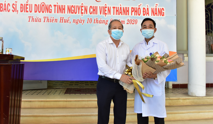 Trưởng đoàn công tác đại diện nhận hoa của Chủ tịch UBND tỉnh Thừa Thiên Huế.
