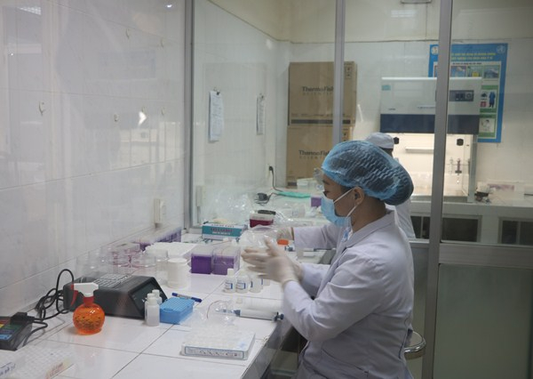 Nhân viên xét nghiệm tại CDC Đà Nẵng.