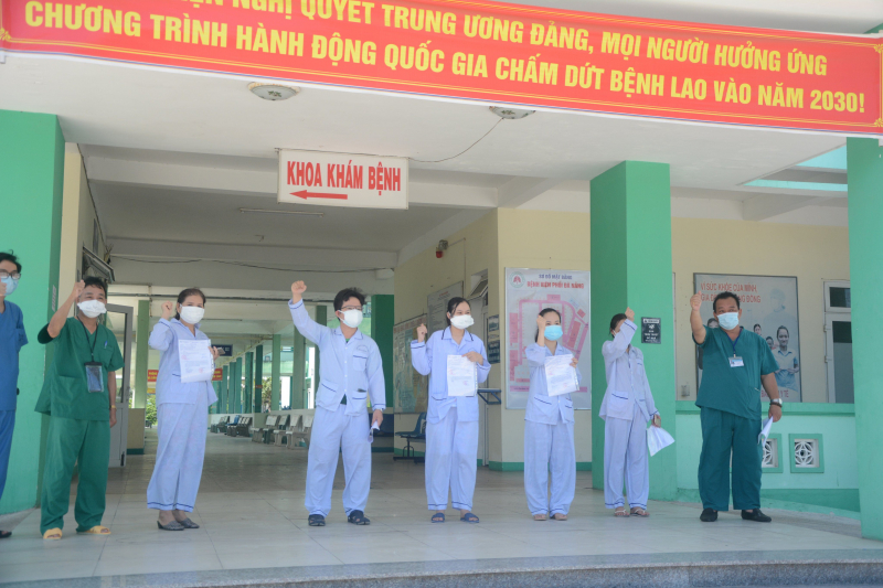 Bệnh viện Phổi Đà Nẵng làm thủ tục xuất viện cho 6 bệnh nhân mắc Covid-19.