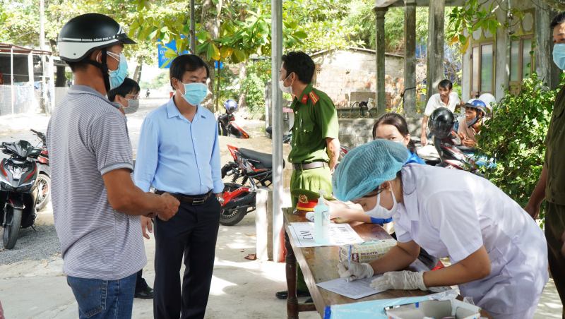Ông Phương kiểm tra công tác phòng, chống dịch Covid-19 tại chốt kiểm soát y tế Điền Hương.