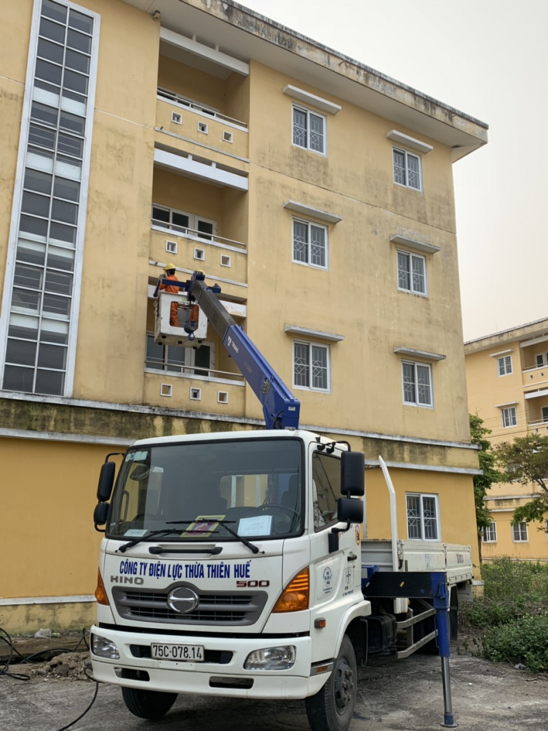 Kiểm tra và nâng cấp hệ thống điện cho khu cách ly tập trung tại chung cư Hương Sơ.