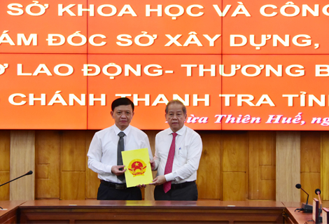 Chủ tịch UBND tỉnh Thừa Thiên Huế trao quyết định bổ nhiệm cho ông Nguyễn Đại Viên.