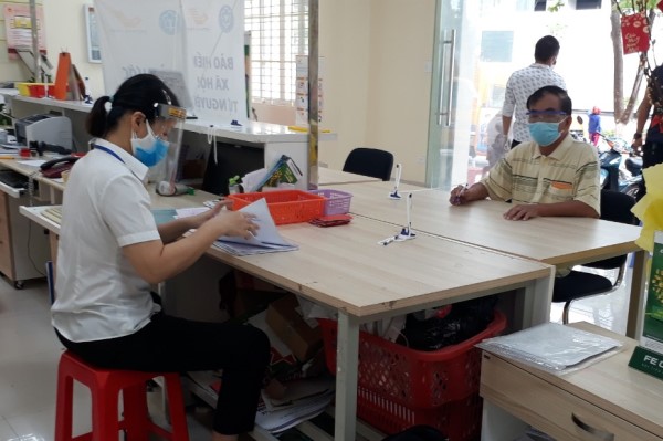 Chi trả hỗ trợ cho các đối tượng gặp khó khăn do đại dịch COVID-19 tại quận Ngũ Hành Sơn. Ảnh Ngô Huyền.