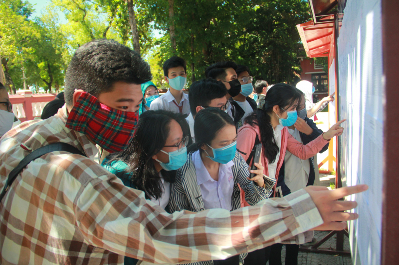 Học sinh Thừa Thiên Huế trong buổi làm thủ tục dự kì thi THPT năm 2020 đợt 1.