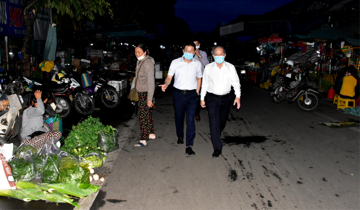 Chủ tịch UBND tỉnh Phan Ngọc Thọ kiểm tra công tác phòng chống dịch COVID-19 tại chợ Đông Ba.