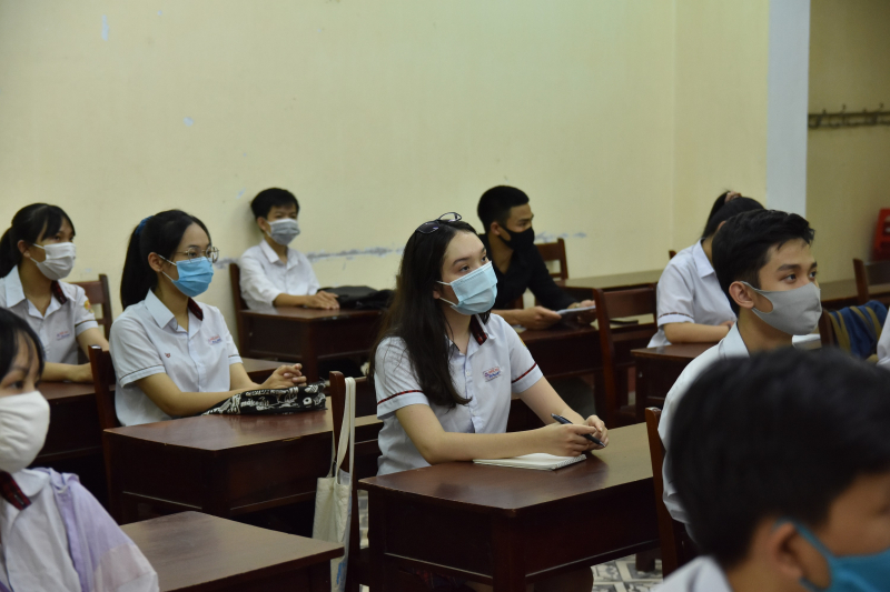 Học sinh Thừa Thiên Huế trong buổi làm thủ tục dự kì thi THPT đợt 1.