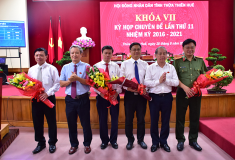 Lãnh đạo tỉnh tặng hoa chúc mừng ông Nguyễn Thanh Bình và các Ủy viên UBND tỉnh vừa mới được bầu bổ sung.