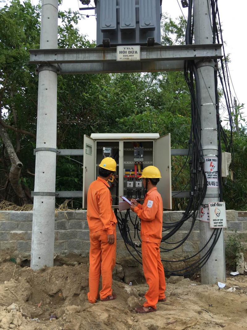 Công ty Điện lực Thừa Thiên Huế tiến hành kiểm tra hệ thống điện.
