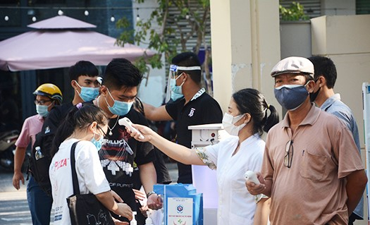 Trường THPT Trần Phú bố trí 2 bàn rửa tay sát khuẩn, đo thân nhiệt cho thí sinh ở cổng ra vào. Ảnh: Th. Thanh.